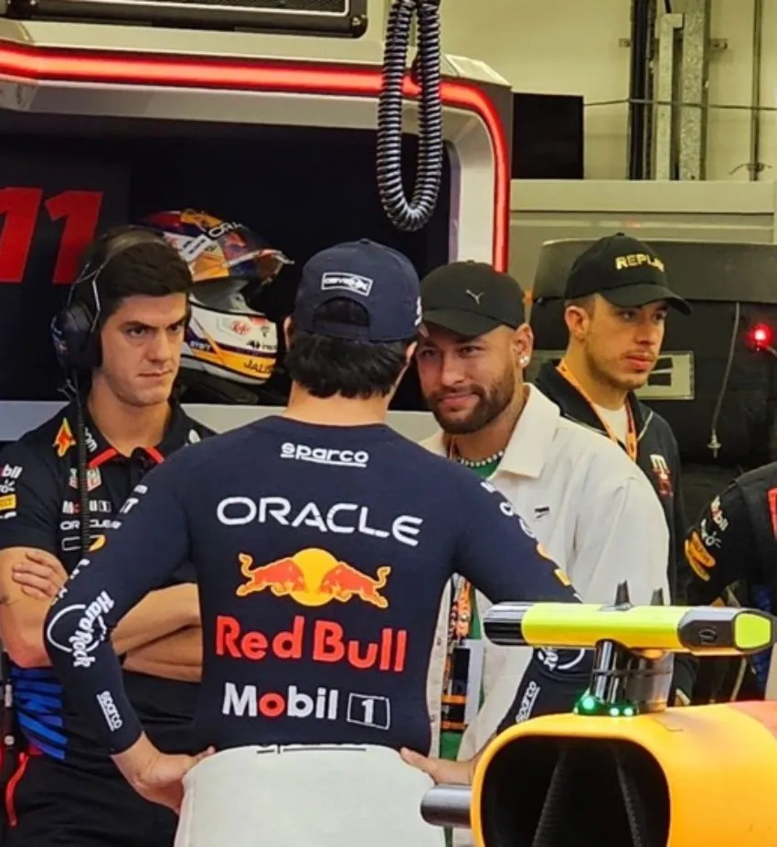 Checo con el futbolista charlando