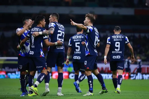 Jugadores de Rayados celebran tras un gol