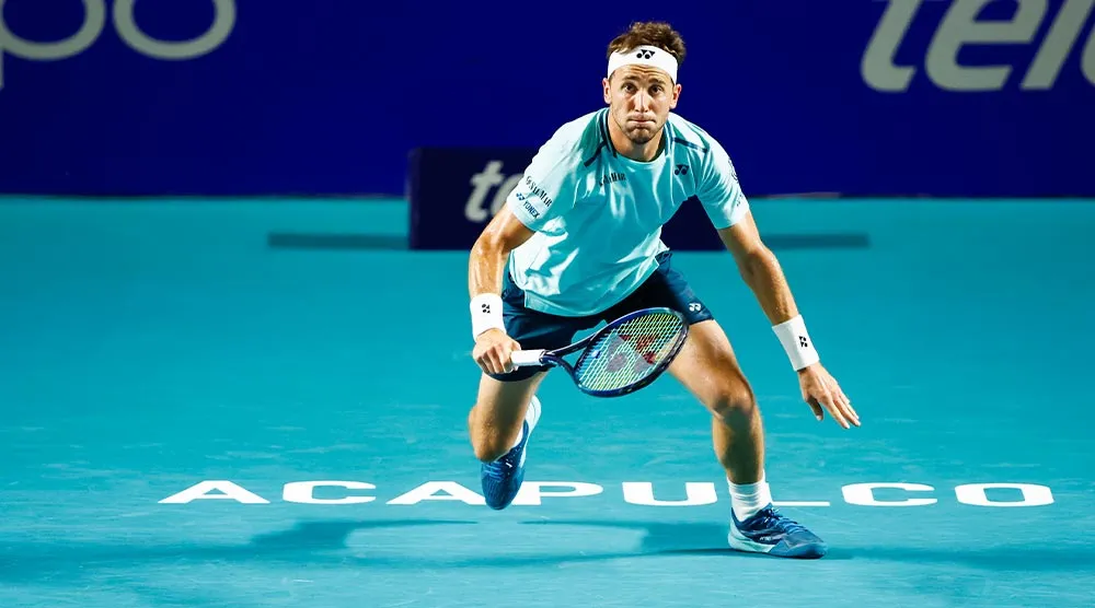 El noruego se estira para responder un saque en Acapulco