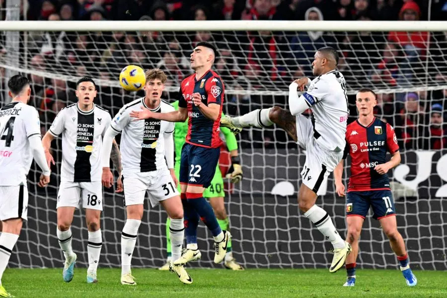 Johan Vásquez en un partido de Genoa
