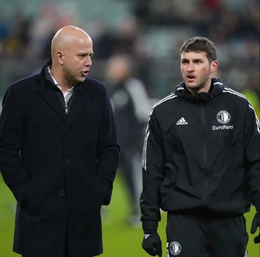 Arne Slot y Santiago Giménez