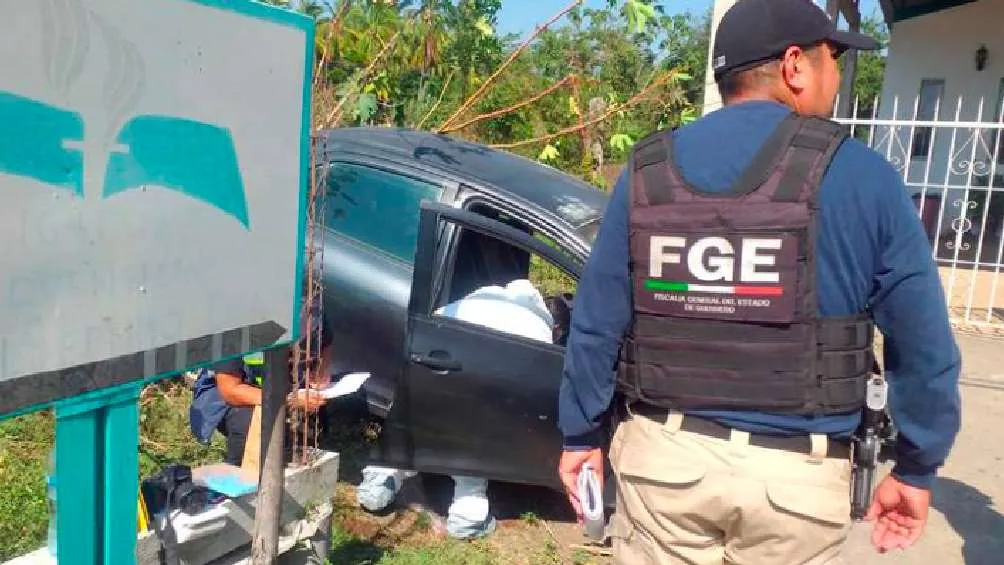 Twitter: @emeequis El político fue atacado a balazos mientras conducía su vehículo en la carretera Acapulco-Zihuatanejo.