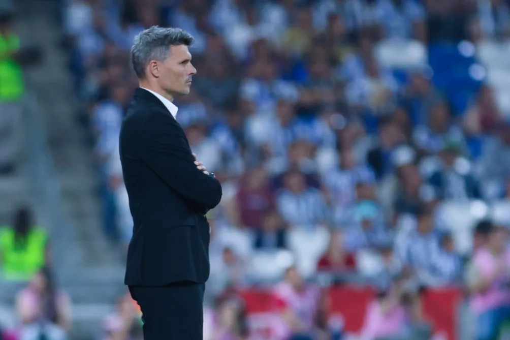 Tano Ortiz en la banca ante los universitarios