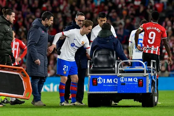 AP De Jong tuvo que salir del partido