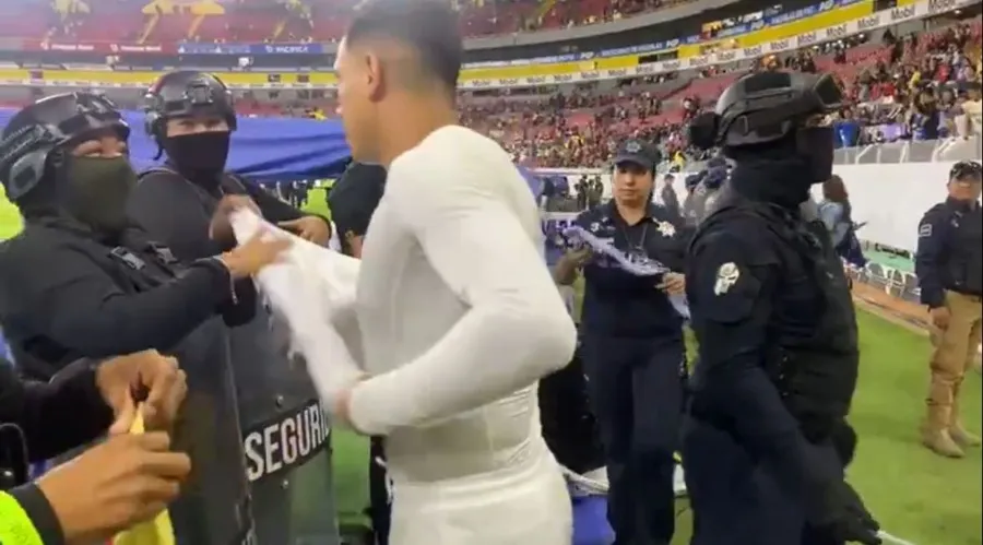 Malagón le regaló su playera a una policía