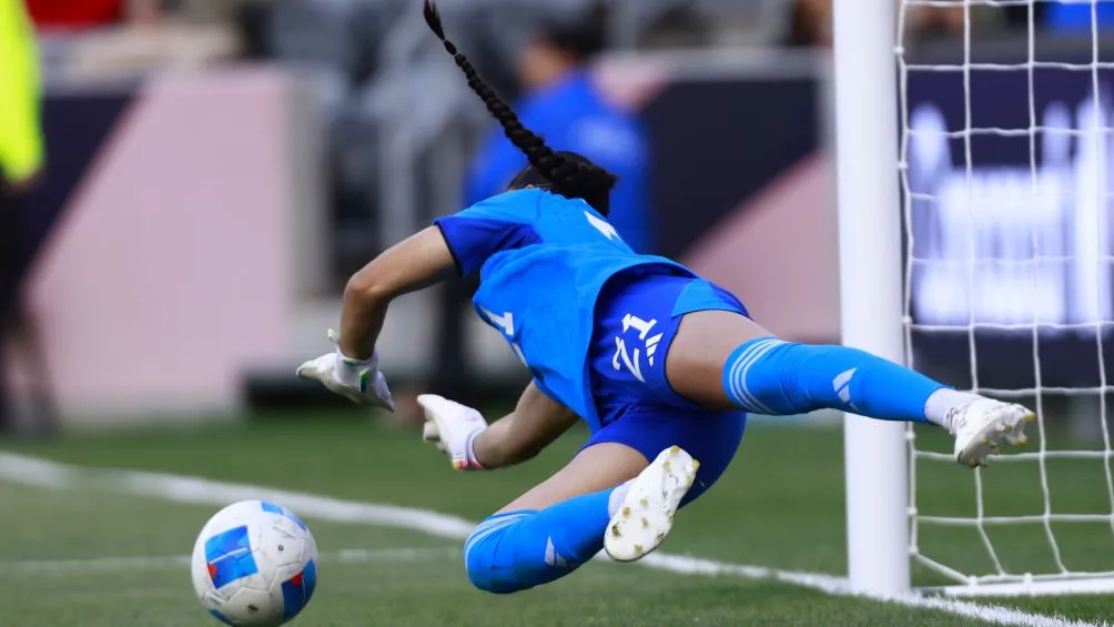 Barreras atajando el penal a Paraguay