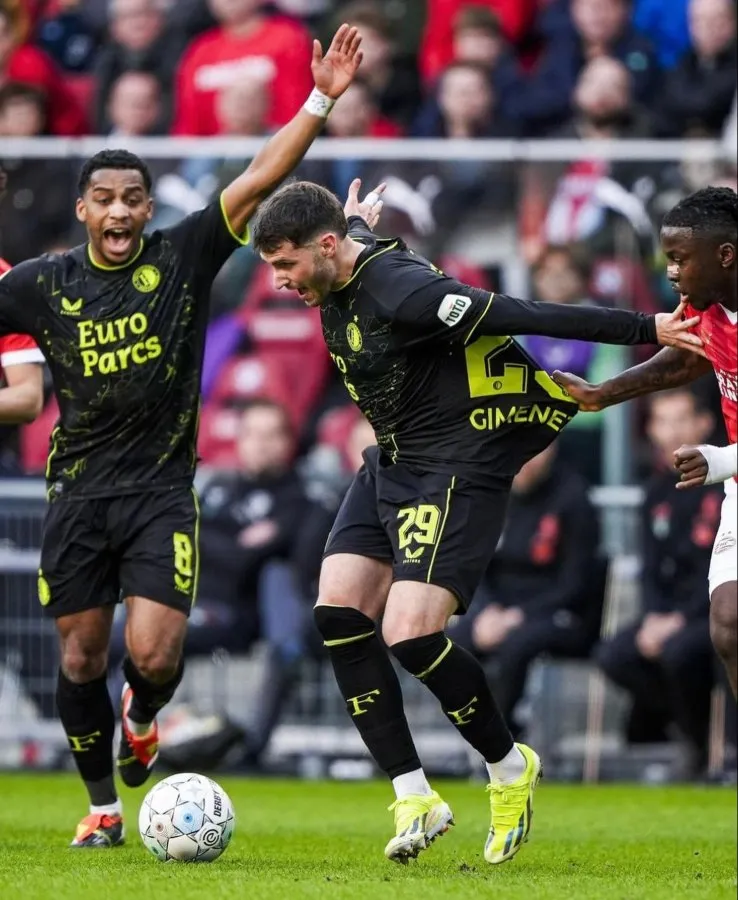 Santiago Giménez contra PSV Eindhoven