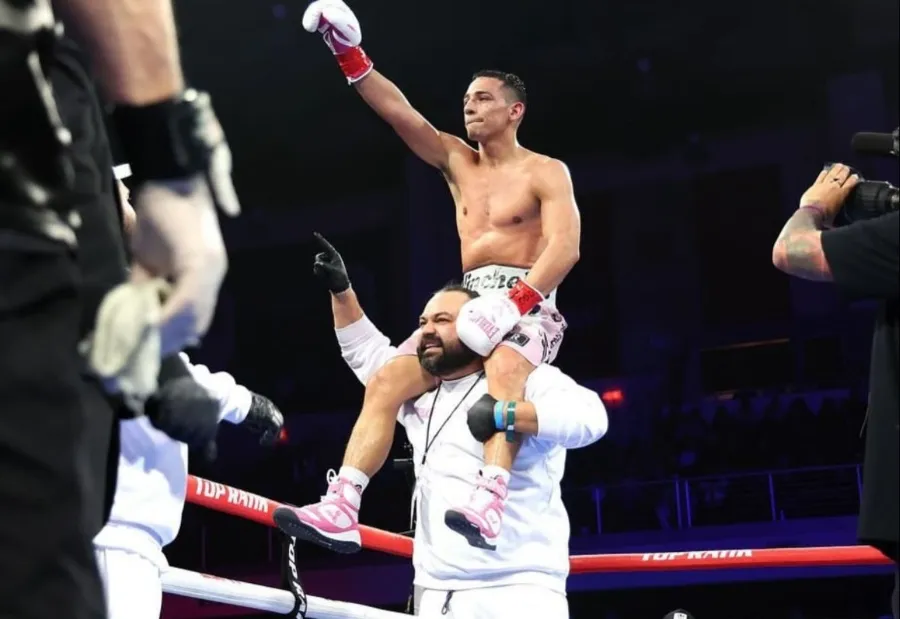 ‘Venado’ López con su entrenador tras su victoria