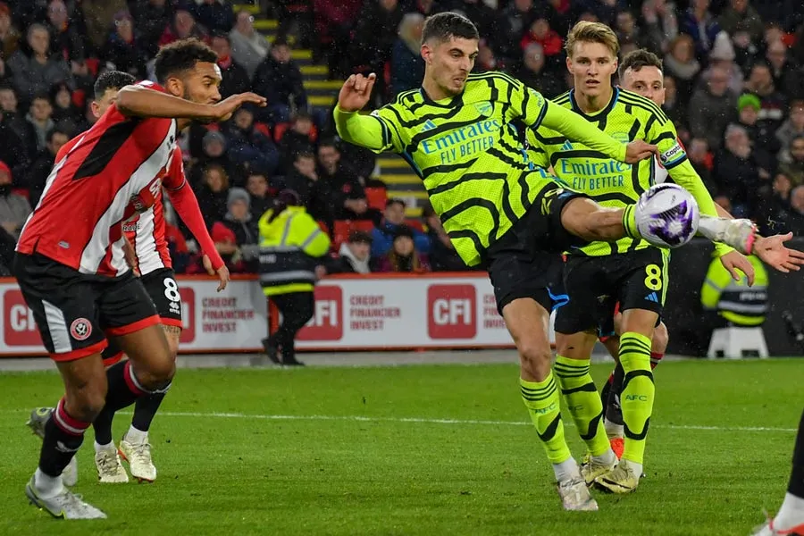 Kai Havertz dispara para anotar