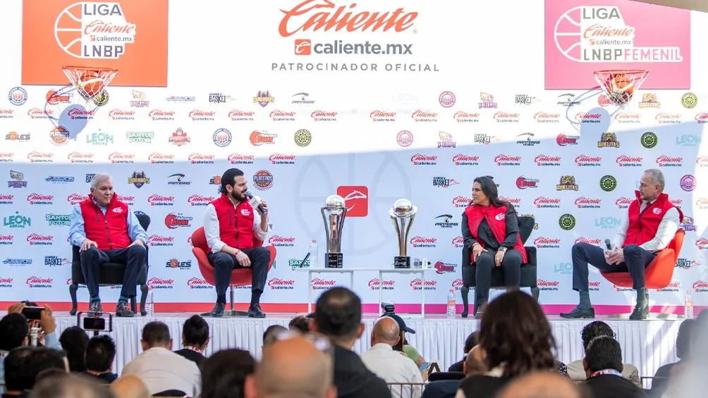 Directivos de la Liga y de Caliente, durante la presentación este martes