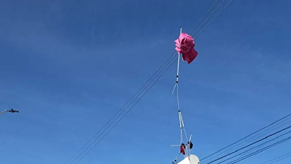 Puesto de tianguis queda colgado en cables de alta tensión Foto Especial