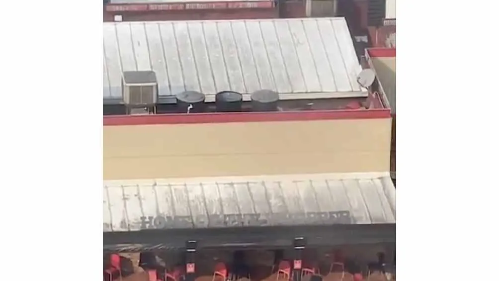 CAPTURA DE PANTALLA: Twitter: @UHN_Plus Burger King indicó que cambiará los tres tanques con agua que hay en el lugar.