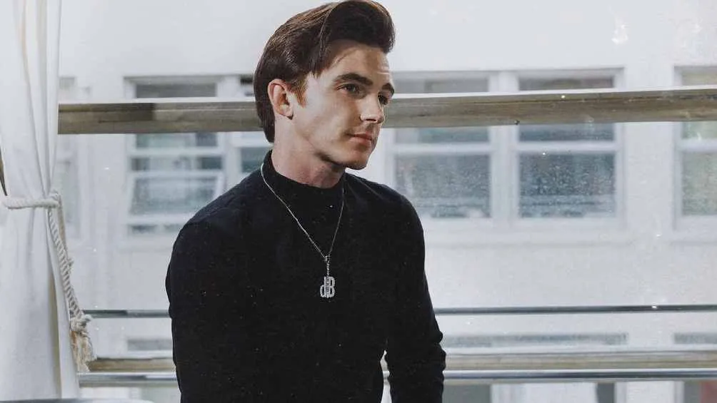 El actor y cantante dijo que un trabajador del canal lo abusó cuando tenía 15 años.