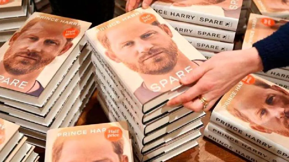 Twitter: @LuisChataing Este es el libro de memorias del príncipe Harry en el que la bailarina no aparece.