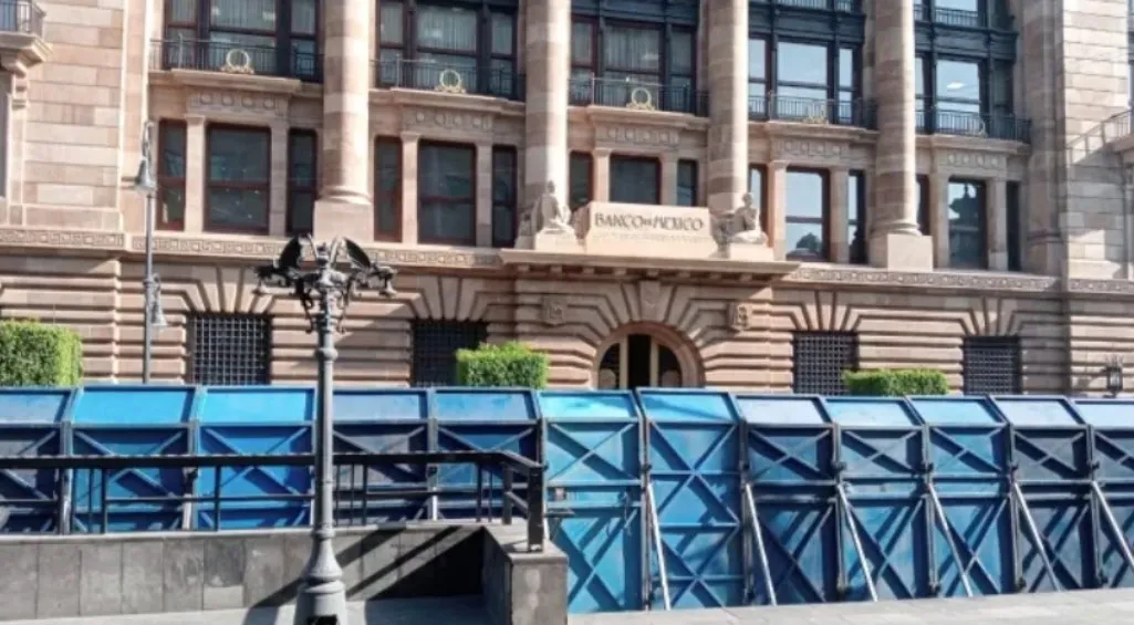 El Banco de México también tiene vallas.