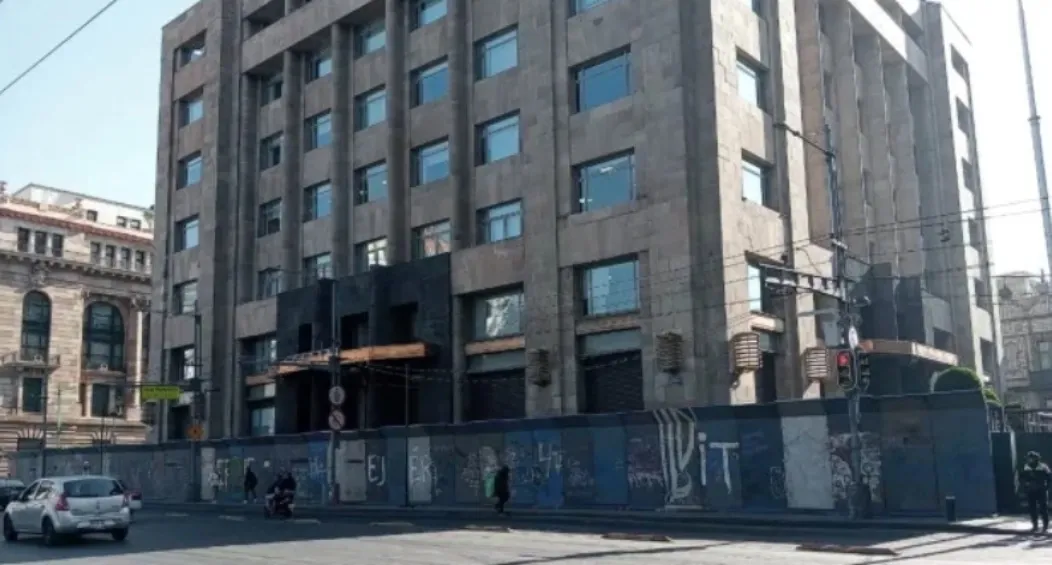 Varios edificios ya están cubiertos por las vallas.