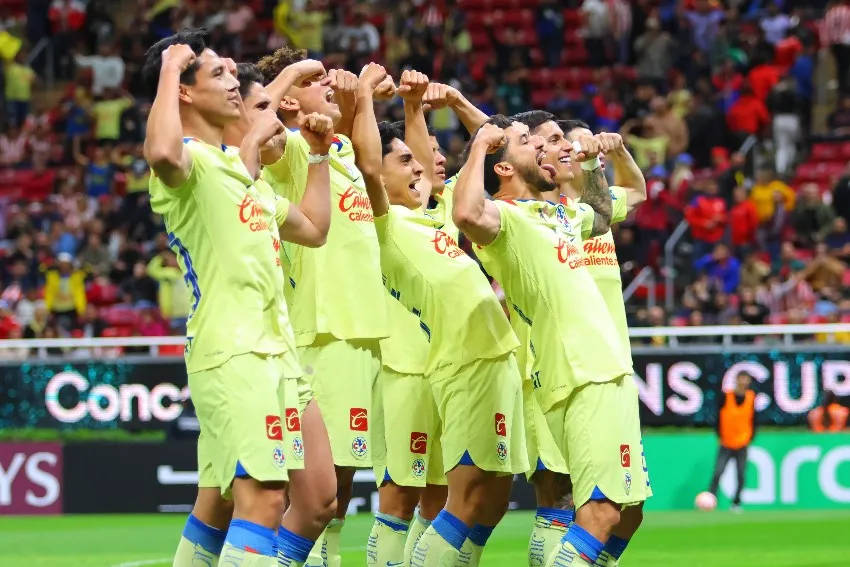 América en celebración de gol en el Clásico Nacional