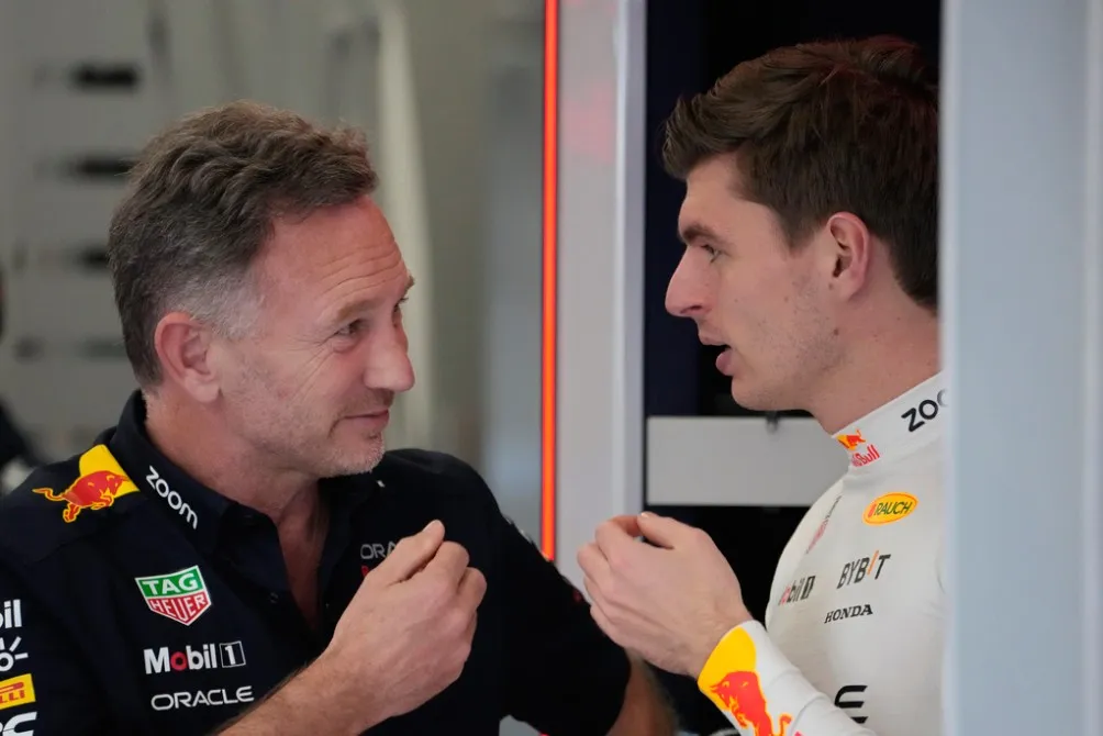 Christian Horner y Verstappen durante las prácticas en Jeddah
