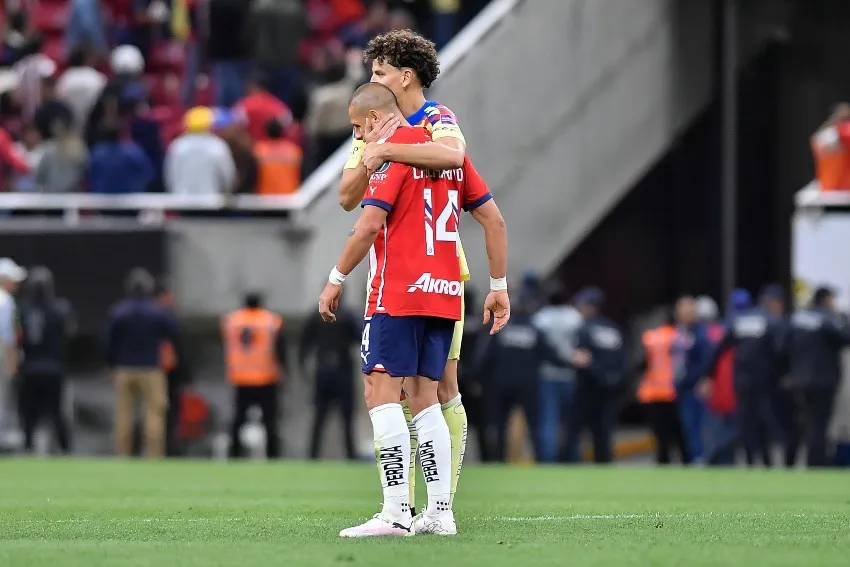 Lichnovsky abraza a CH14 tras derrota de Chivas