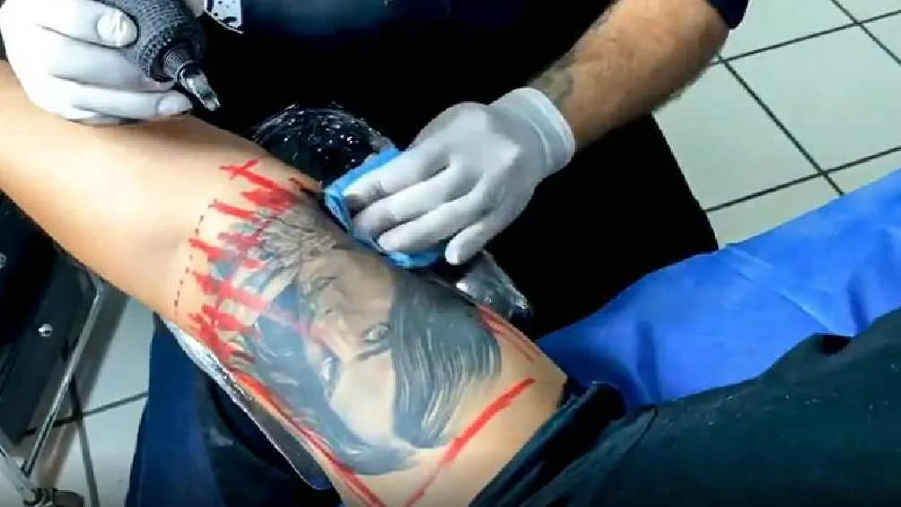 El cantante tenía tatuado en el brazo el rostro de Belinda.