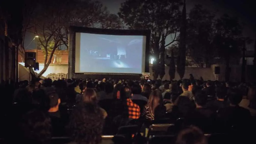 La pantalla se montará en pleno cementerio y con funciones cerca de la medianoche.