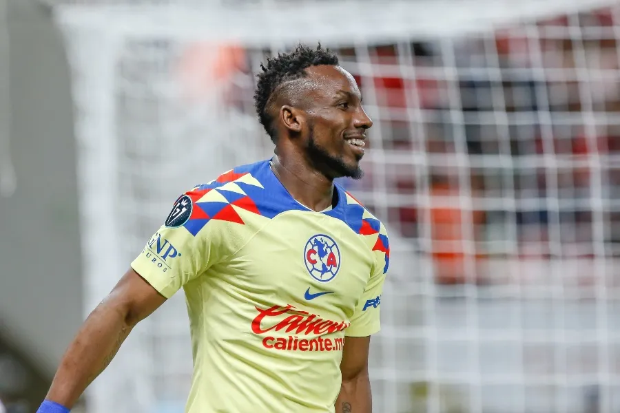 Julián Quiñones recibió insultos racistas