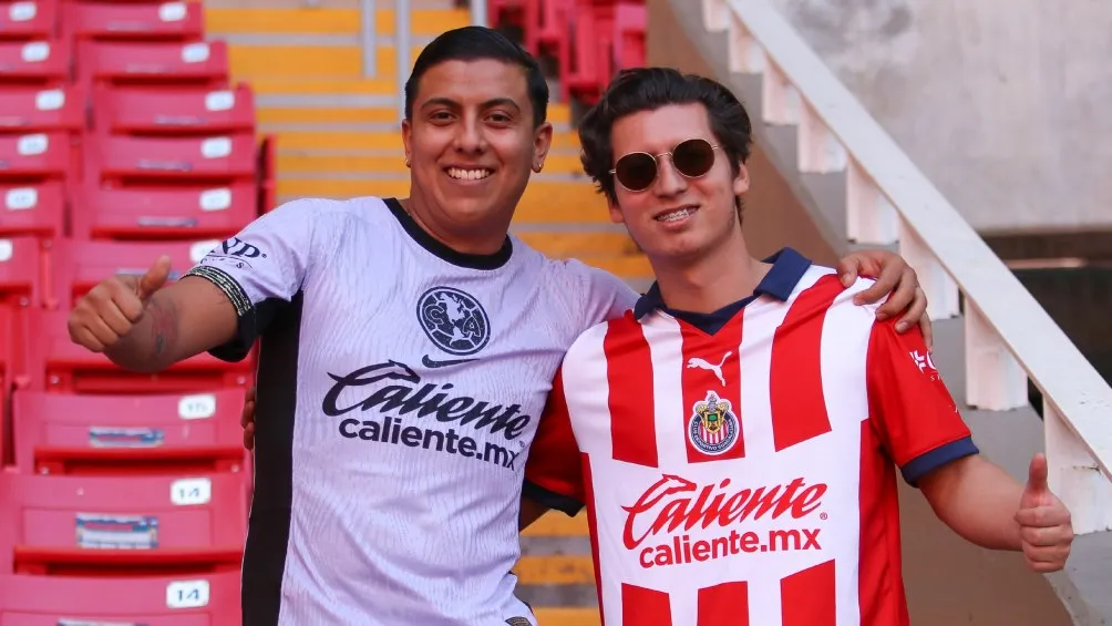 IMAGO7 Aficionados de América vs Chivas conviviendo en las gradas