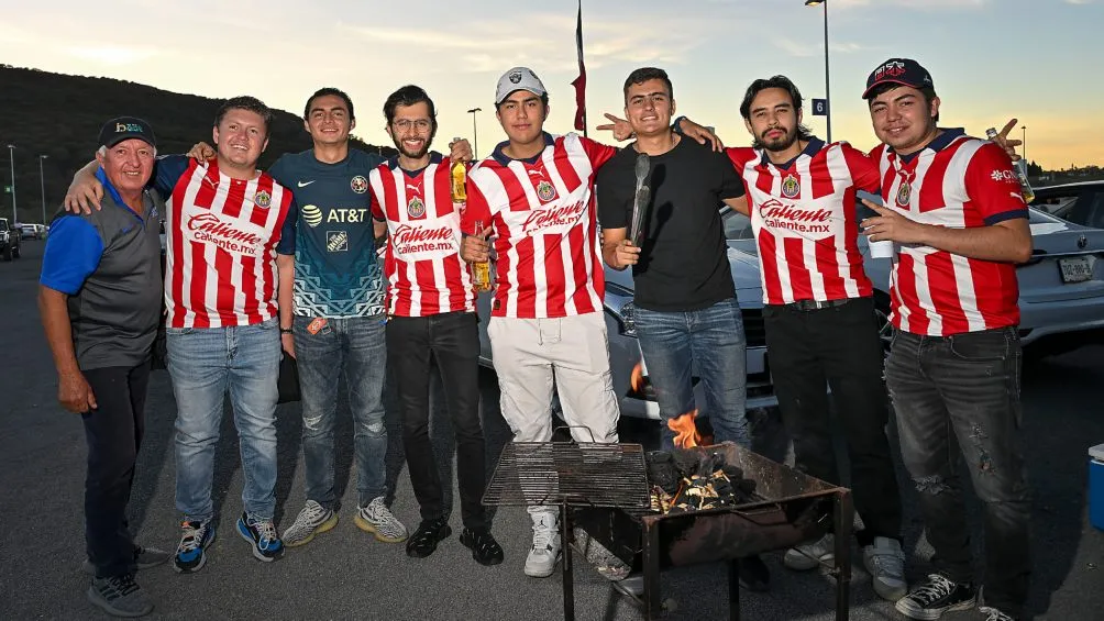 IMAGO7 Aficionados conviviendo en el estacionamiento