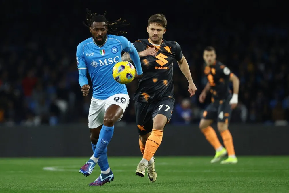 AP Andre-Frank Zambo Anguisa y Karol Linetty pelean por el balón