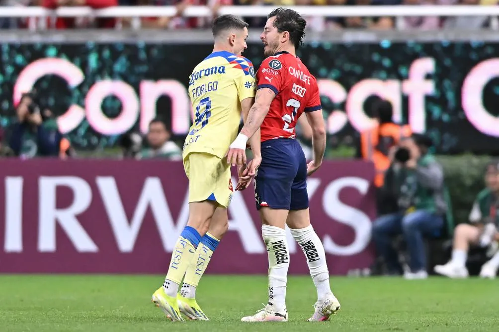 Fidalgo con Alan Mozo durante el Clásico en Concachampions