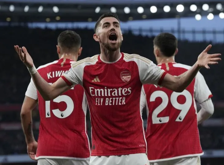 Jorginho festeja gol con los Gunners