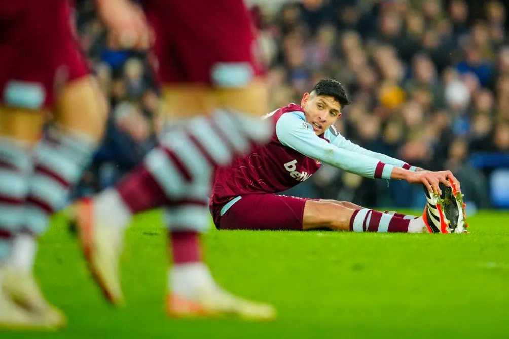 Edson Álvarez en el partido contra Everton