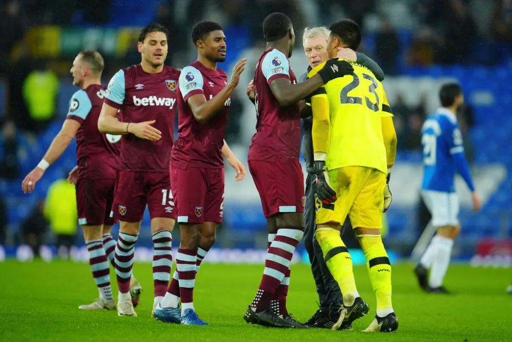 Jugadores de West Ham en festejo ante Everton