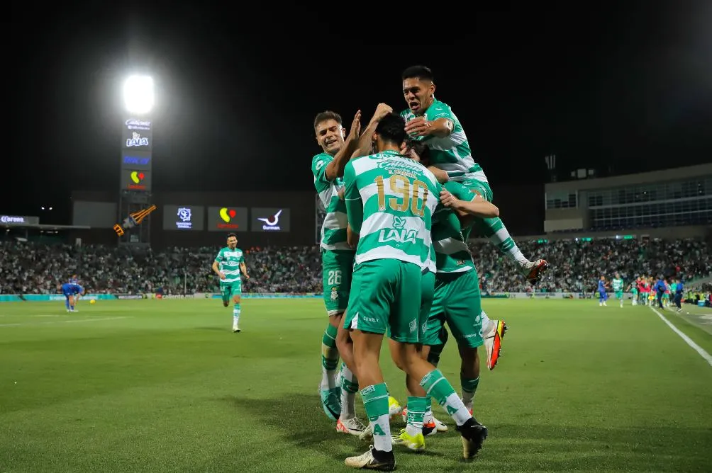 Jugadores de Santos Laguna en celebración de gol