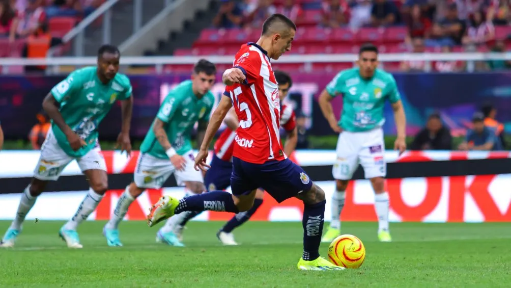 Álvarado descontó con un penal en el tiempo añadido