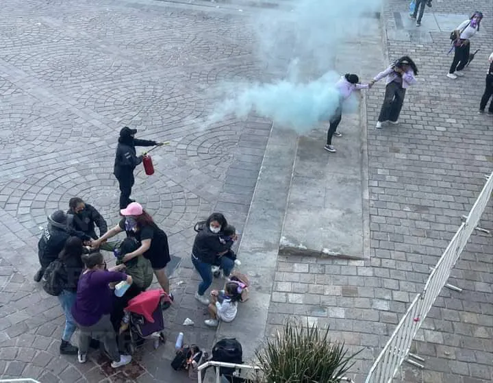 X: @victorcabreramx La policía empezó a lanzar gases contra las mujeres sin importar que hubiera niños.
