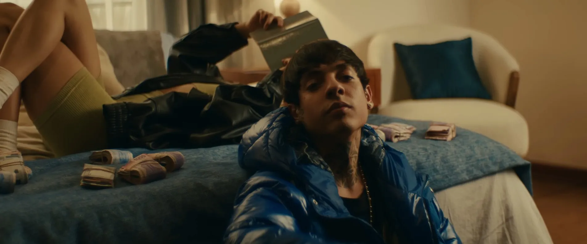 Captura de Pantalla YT: @natanaelcano777 Natanael Cano ahora se va por un tema del amor.