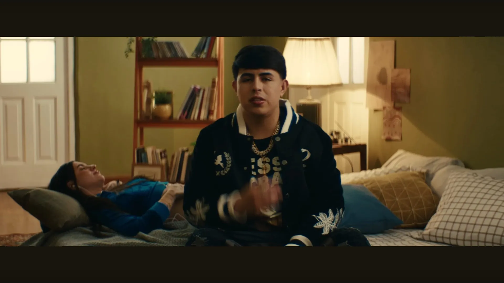 Captura de Pantalla YT: @natanaelcano777 Óscar Maydon acompaña al cantante para conquistar a una chica.