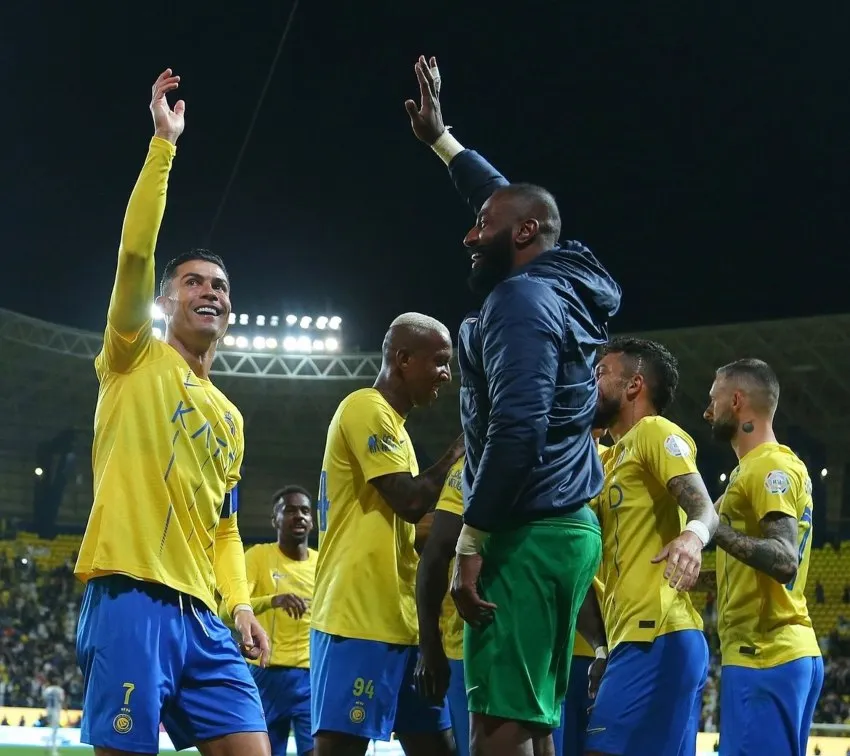 Festejando con sus compañeros