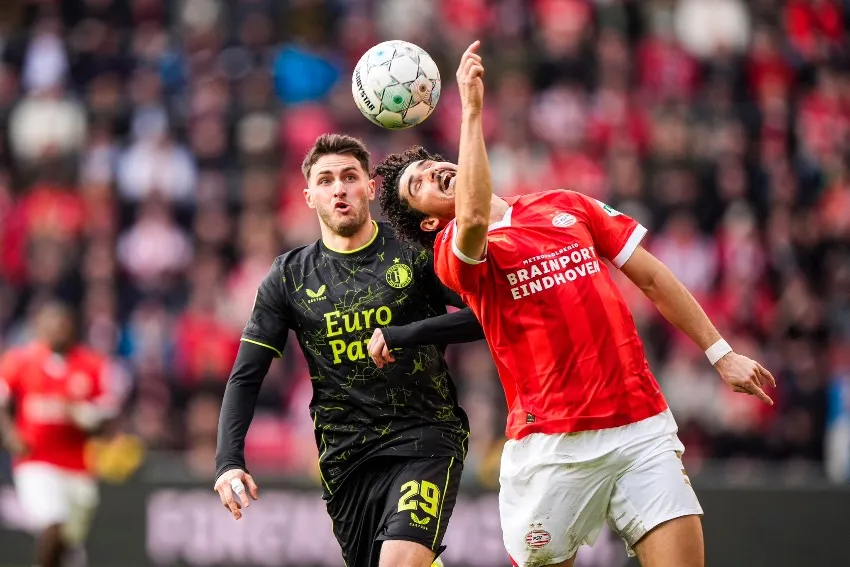 Santi Giménez en un partido con Feyenoord