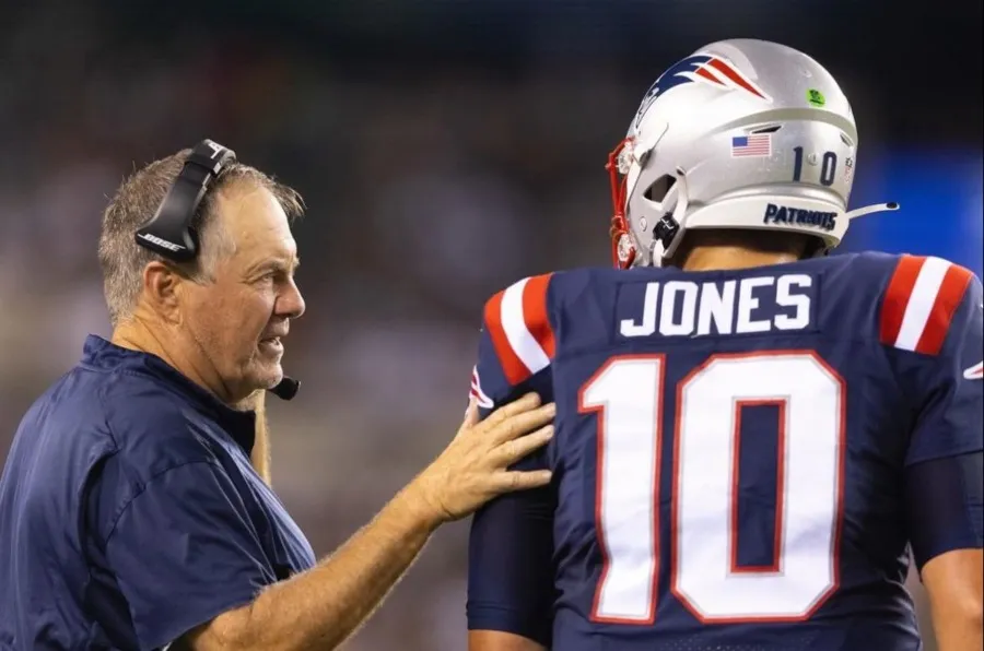 Mac Jones con Bill Belichick