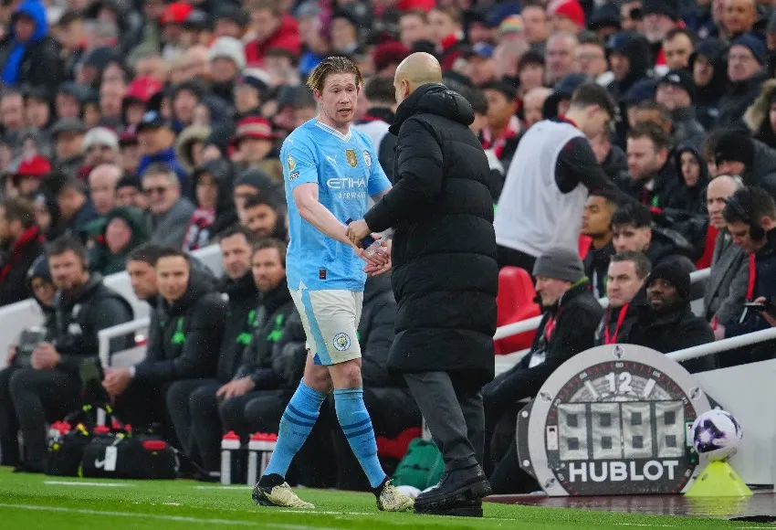 Kevin de Bruyne en su discusión con Pep Guardiola