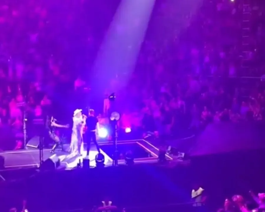 Alessandra Rosaldo salva a Laura León de sufrir caída en el escenario