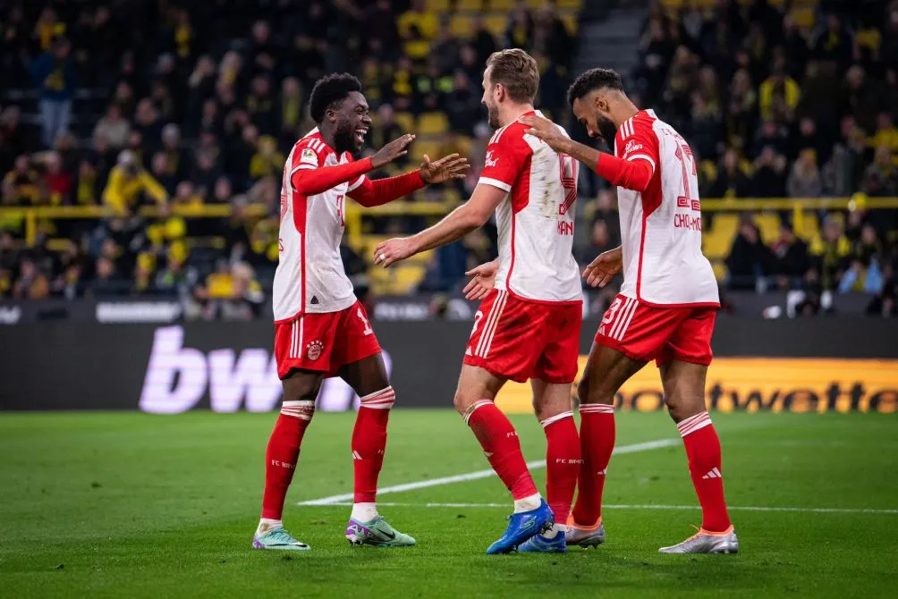 Davies en festejo con Harry Kane