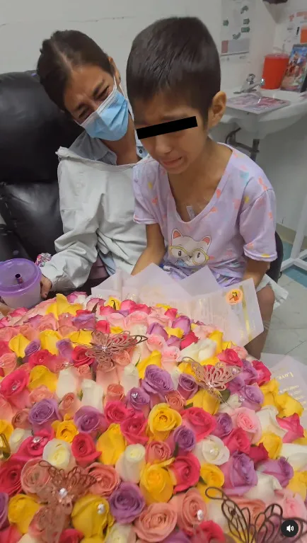 Captura de Pantalla IG: @floreselpatron Mildred quedó sorprendida por el regalo que le habían hecho.