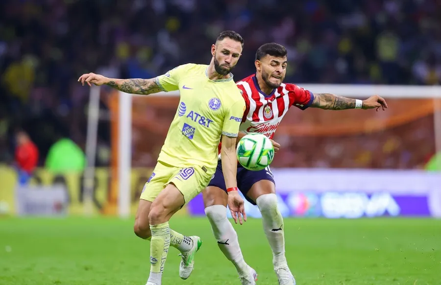 Miguel Layún en juego ante Chivas