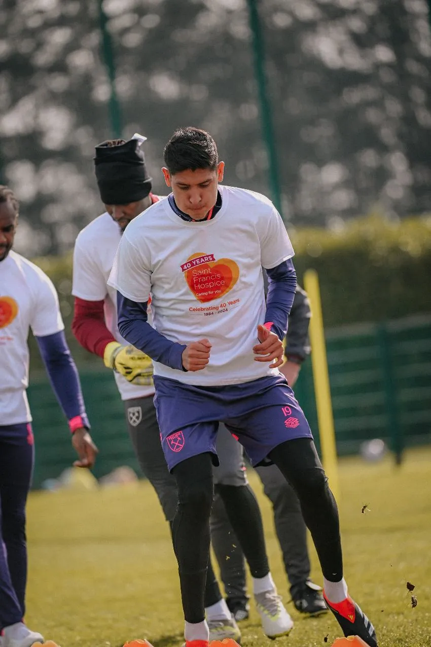 Edson Álvarez en entrenamiento con West Ham