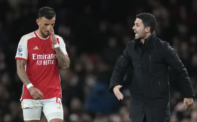 Mikel Arteta regaña a Ben White tras falla en juego