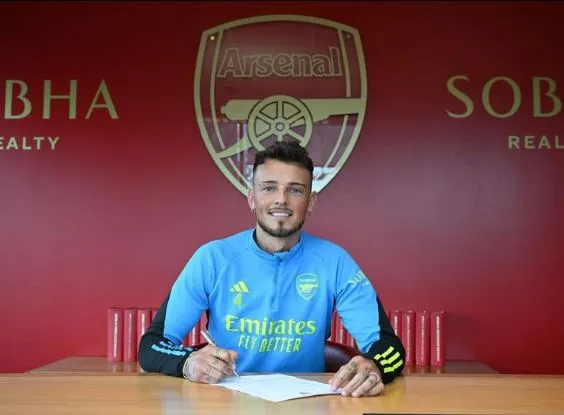 Ben White firma extensión de contrato