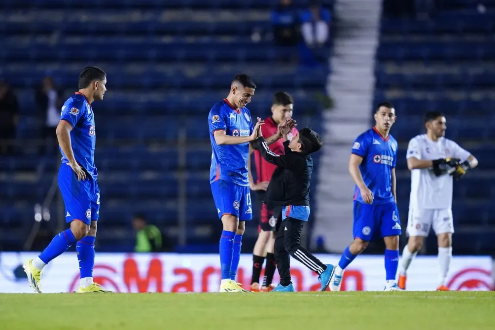 Cándido con un niño que invadió la cancha del Estadio Azul